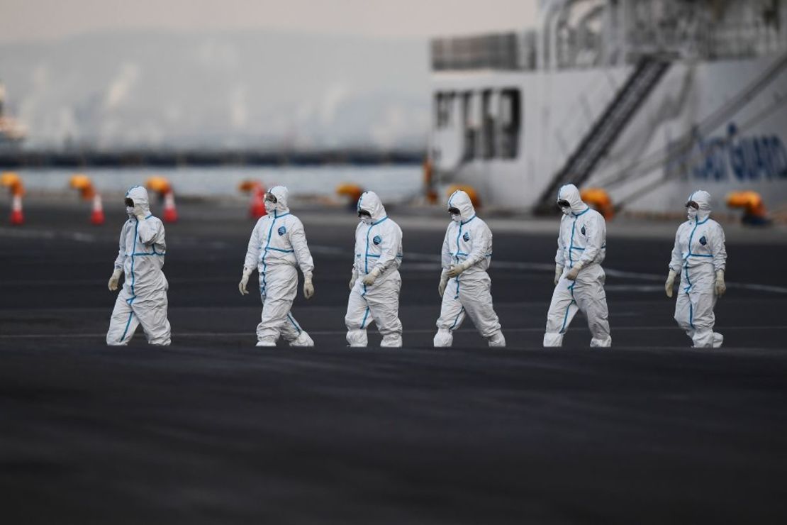 Un grupo de personas usa trajes de protección al salir del crucero Diamond Princess que tiene alrededor de 3.600 personas en cuarentena, en el puerto de Daikoku en Yokohama, el 10 de febrero de 2020.