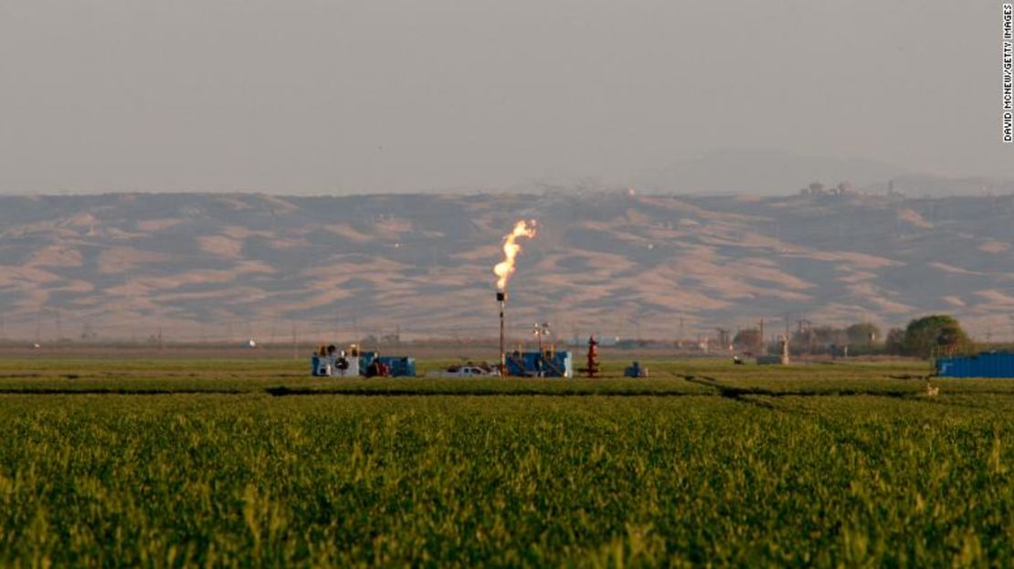 Algo de gas se quema como desecho en una instalación de fracking de California en 2014.