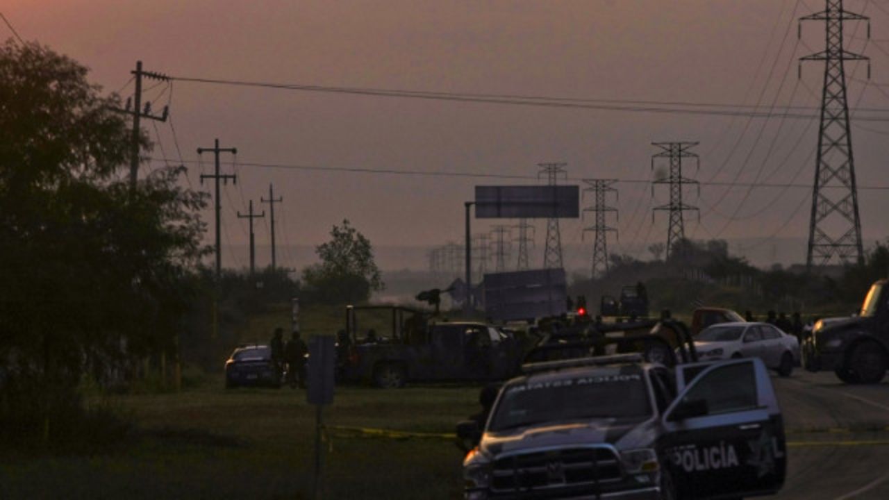 La policía mexicana bloqueó la carretera entre Monterrey y Reynosa el domingo. Decenas de cuerpos mutilados fueron hallados en el lugar.