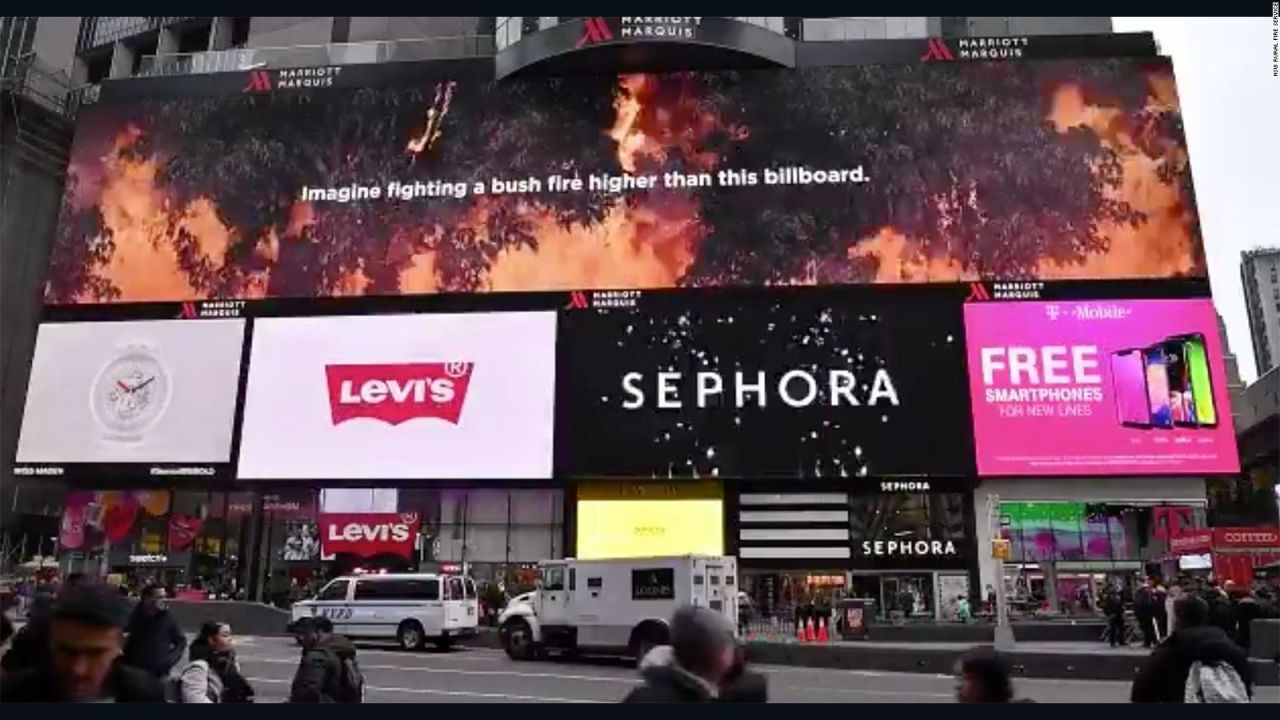 CNNE 778906 - times square agradece a bomberos que combatieron incendios en australia