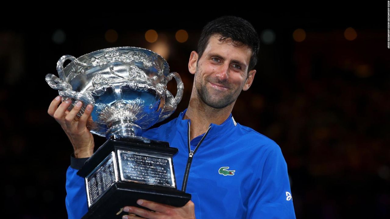 CNNE 778919 - djokovic jugo con ninos en las calles de belgrado