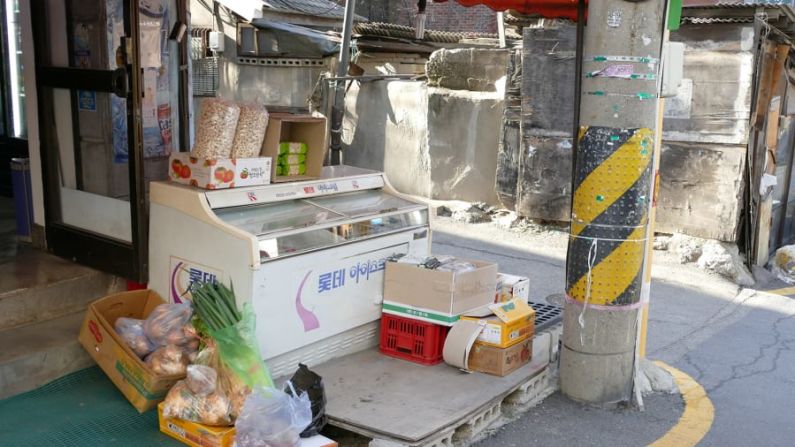 Con la misma clásica nevera de helado Lotte que aparece en la película, la puerta de entrada del supermercado Doijissal se ha convertido en un lugar popular para tomar fotos. Organización de turismo de Seúl