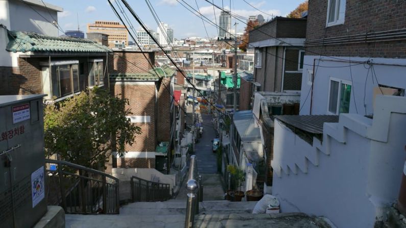 Escalera a la casa de los Park: ¿recuerdas la escena en la que la hermana / hija Kim Ki Jung (Park So Dam) compra duraznos y los lleva escaleras arriba a la casa de los Park, como parte de un esquema diabólico para conseguir un trabajo para su madre? La escalera está a tiro de piedra del supermercado Doijissal. Organización de turismo de Seúl