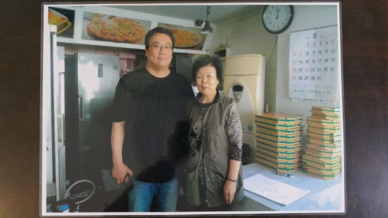 El director Bong Joon Ho: una foto de la dueña de Sky Pizza y el director de "Parasite", Bong Joon Ho, se muestra ahora en la tienda. Organización de turismo de Seúl