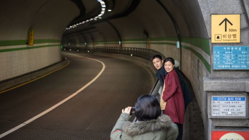 El túnel: se dice que el director de "Parasite" utilizó específicamente las estrellas y el túnel en esa escena para visualizar las disparidades de clase entre los ricos y los pobres. ED JONES / AFP / AFP a través de Getty Images