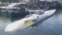 CNNE 779633 - panama detuvo un "submarino" con cinco toneladas de droga