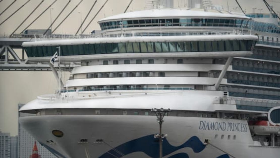 El crucero Diamond Princess está anclado en el puerto de Yokohama. El barco zarpará tras un gran esfuerzo de limpieza.