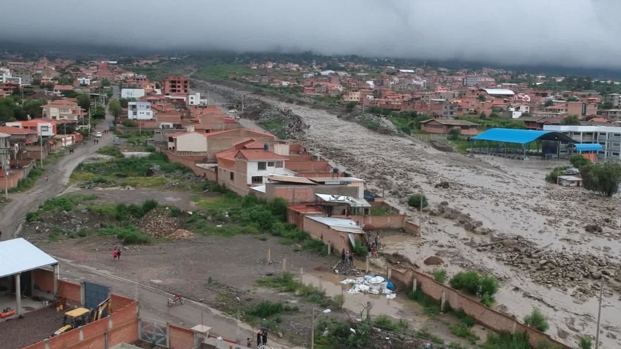 CNNE 780211 - jeannine anez viajo hasta la zona donde se desbordo el rio taquina