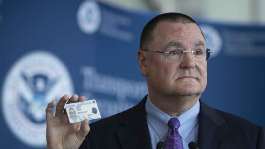 Todd Hauptli, presidente ejecutivo de la Asociación Estadounidense de Ejecutivos de Aeropuertos, muestra su licencia de conducir que cumple con REAL ID durante una conferencia de prensa en el Aeropuerto Nacional Ronald Reagan de Washington el 1 de octubre de 2019.