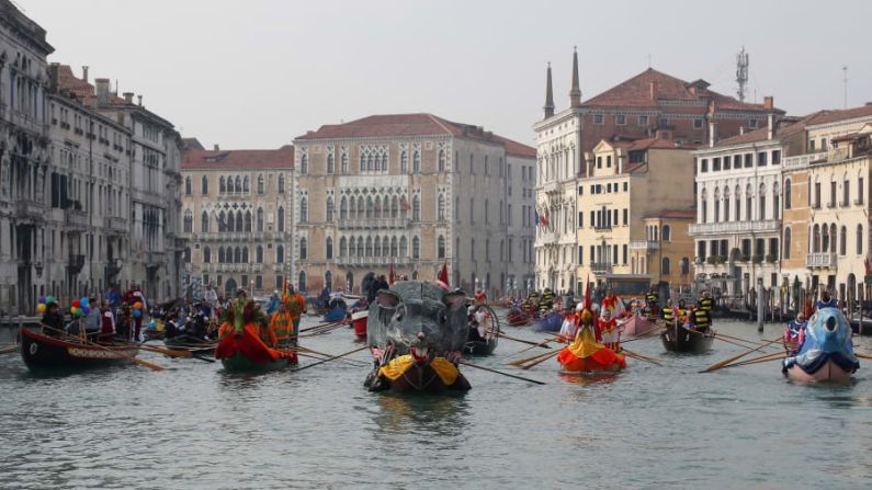 Venecia, Italia: Los barcos navegan durante el desfile acuático, parte del Carnaval de Venecia, el domingo 9 de febrero.