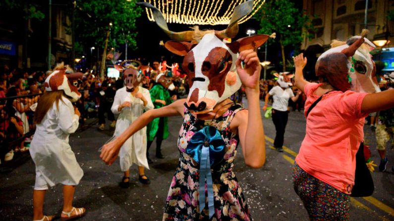 Montevideo, Uruguay: Los artistas del programa francés Les Grande Personnes Artist-in-Residence participan en el desfile inaugural del Carnaval uruguayo el 23 de enero.