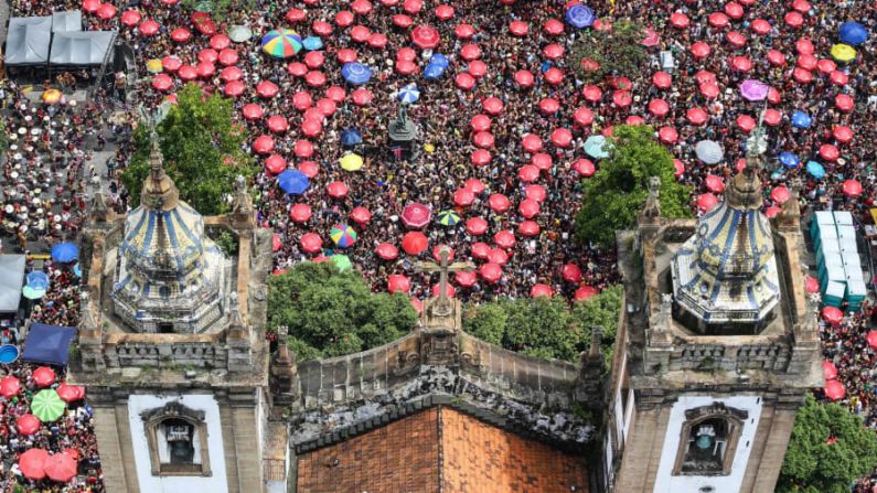 Río de Janeiro, Brasil: Miles de personas se unen a la compañía "Fogo e Paixao" para celebrar de antemano la fiesta de Carnaval en el centro el domingo 16 de febrero.