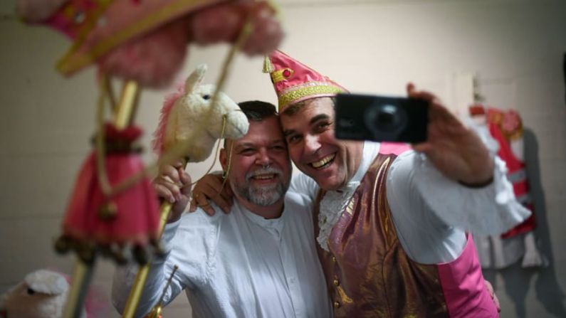 Colonia, Alemania: Miembros del grupo gay de carnaval "Rosa Funken" (Pink Sparks) se toman una selfie en un vestuario en la reunión de carnaval gay-lésbico "Roeschensitzung" el viernes 7 de febrero.