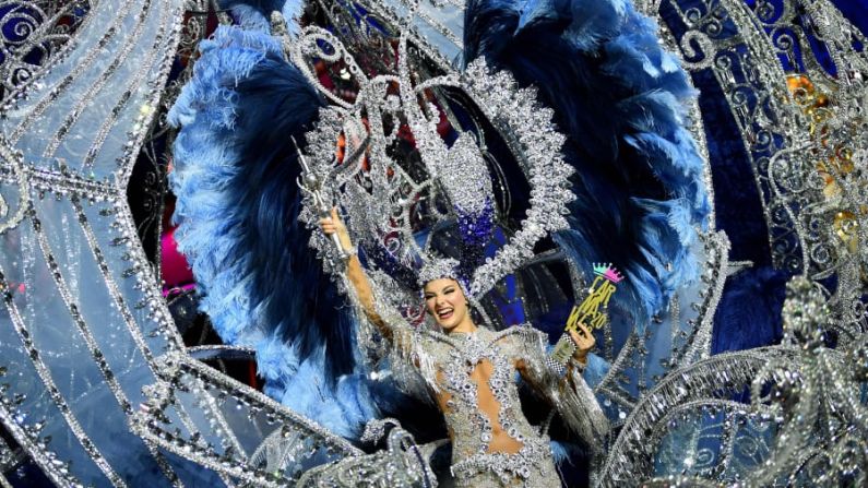 Tenerife, Islas Canarias: Sara Cruz Teja celebra después de ser elegida Reina del Carnaval durante las celebraciones del miércoles 19 de febrero.