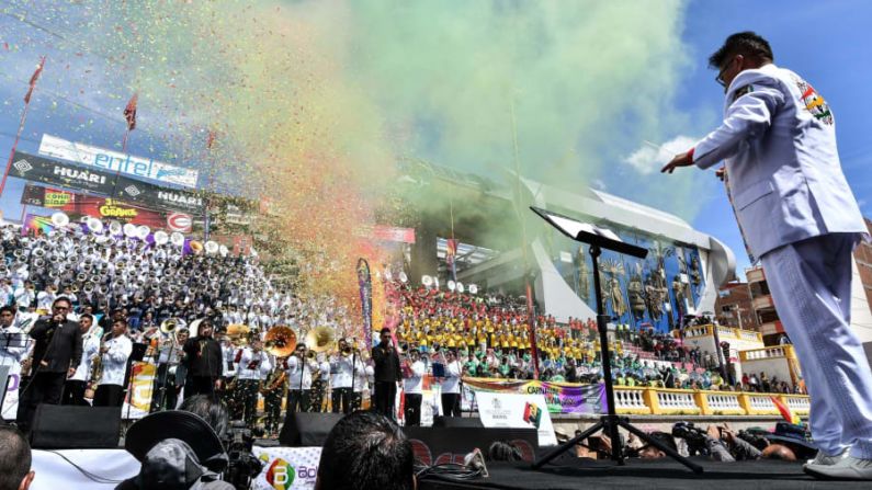 Oruro, Bolivia: Un director de orquesta dirige a sus músicos durante el Festival de Oruro el sábado 15 de febrero.