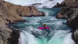 CNNE 781243 - asi se sintio saltar una cascada de 40 metros con un kayak