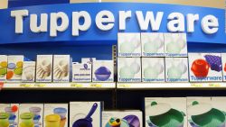 CNNE 781573 - acciones de tupperware caen 45%