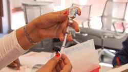 Moderna dice que después de una dosis, la vacuna fue 93% eficaz para prevenir casos leves de covid-19.