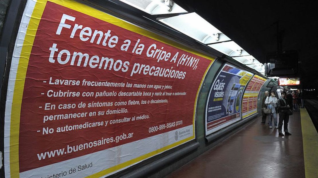 Un anuncio del gobierno de la ciudad de Buenos Aires da consejos sobre cómo evitar infectarse con el virus de la gripe A (H1N1), en una estación de metro en Buenos Aires el 7 de julio de 2009.