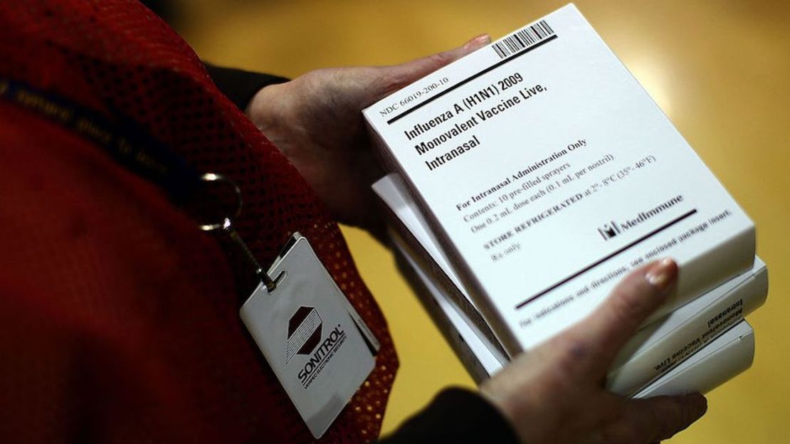 Dosis de la vacuna contra la gripe A H1N1 se muestran en la escuela primaria Carlin Springs el 7 de enero de 2010 en Arlington, Virginia.