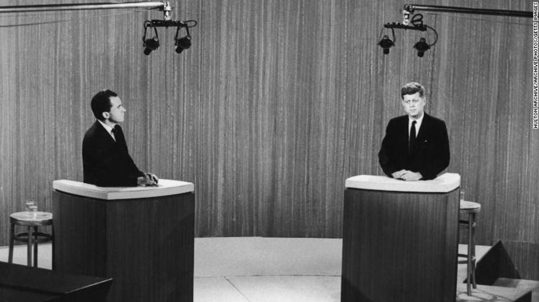 1960: el vicepresidente republicano Richard Nixon (1913-1994) (izquierda) y el senador demócrata John F. Kennedy (1917-1963) participan en un debate televisado durante su campaña presidencial.