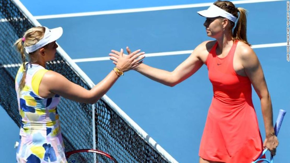 María Sharapova (izquierda) saluda a la croata Donna Vekic.