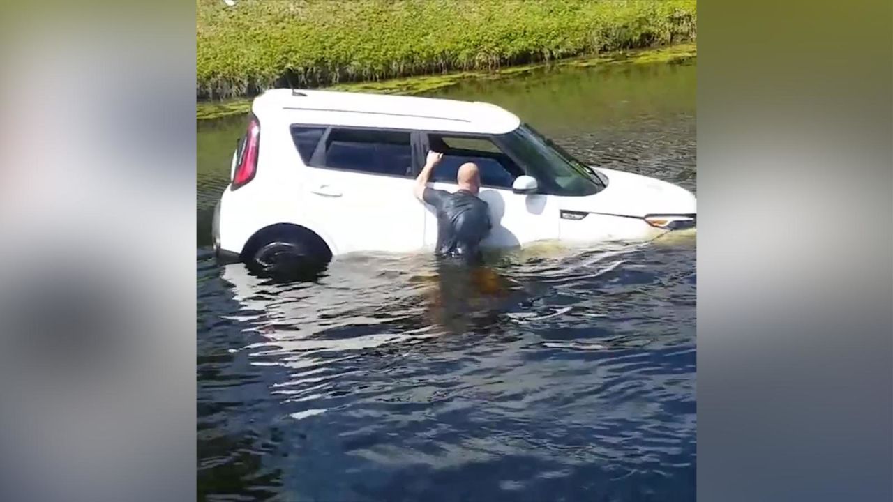 CNNE 781811 - transeuntes rescatan a una mujer de un auto que se hunde