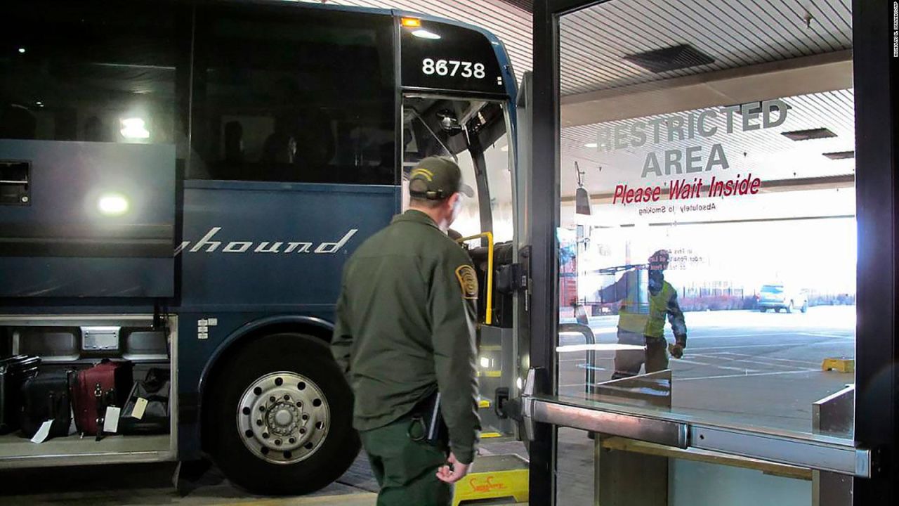 Greyhound prohíbe acceso a autobuses de agentes de inmigración sin orden  judicial