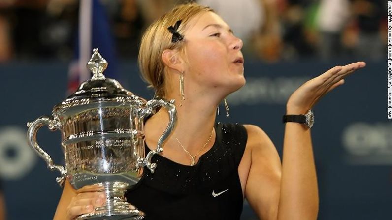 Después de haber alcanzado la cima del ranking mundial, Sharapova aseguró su segundo título de Grand Slam con la victoria sobre Justine Henin en el Abierto de Estados Unidos en 2006. Clive Brunskill / Getty Images Norteamérica / Getty Images