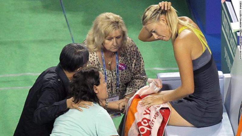 A pesar de su éxito, Sharapova también luchó con lesiones en la primera parte de su carrera, sufriendo una serie de problemas en el hombro que eventualmente requirieron cirugía en 2008. Aquí, recibe tratamiento mientras se enfrenta a Petra Kvitova en el Torya Pan Pacific Open en Tokio en 2011. Kiyoshi Ota / Getty Images AsiaPac / Getty Images