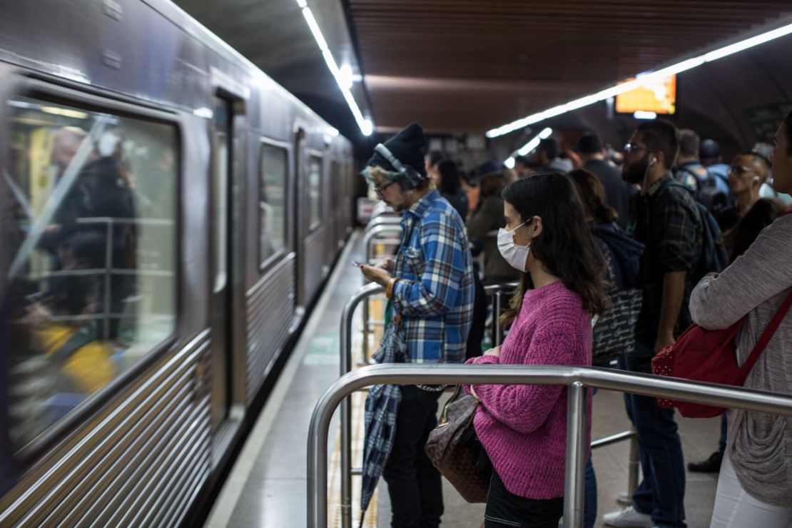 Personas en el metro de Sao Paulo usan máscaras de protección, después de que se confirmara el primer caso de coronavirus en el país.