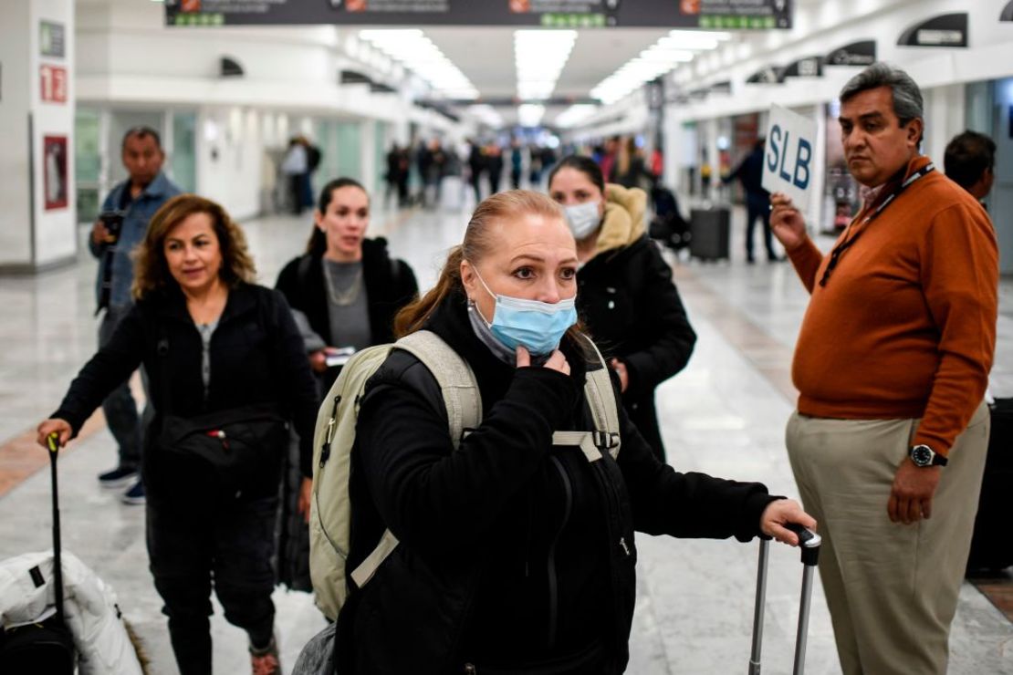 Foto de archivo. Algunos pasajeros que llegan al Aeropuerto Internacional de Ciudad de México, el 29 de enero de 2020, usaban máscaras en medio de un brote de coronavirus que para ese entonces afectaba principalmente a China. Un mes después, el 28 de febrero de 2020, las autoridades confirmaron dos casos de coronavirus en México.