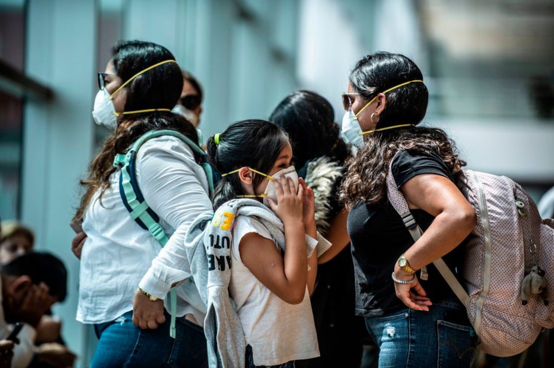 Algunos pasajeros usan máscaras protectoras en el Aeropuerto Internacional Jorge Chávez, en Lima.