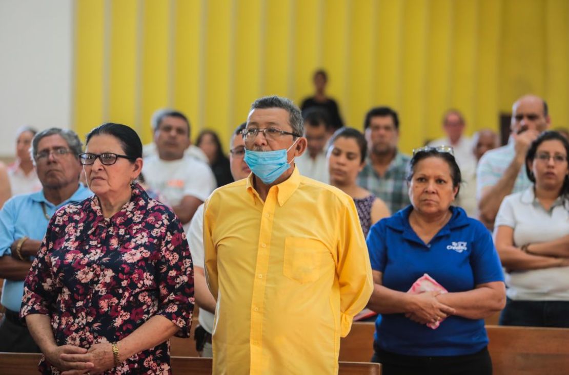 Un hombre usa una máscara de protección durante la celebración del Miércoles de Ceniza en Managua.