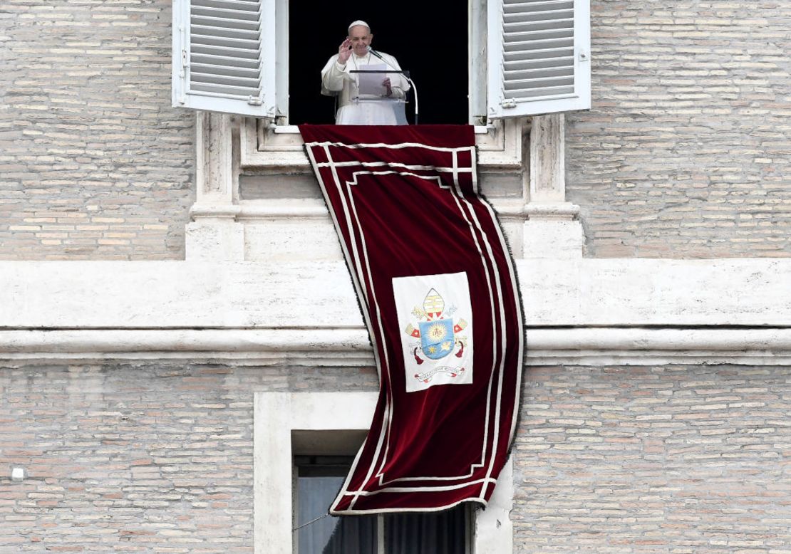 El papa Francisco saluda a los fieles durante el Ángelus el domingo 1 de marzo desde la Plaza de San Pedro. Crédito: FILIPPO MONTEFORTE/AFP via Getty Images