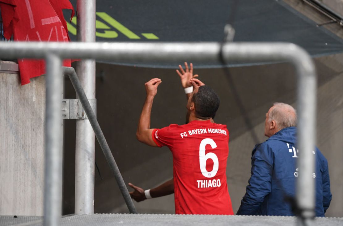 Las pancartas que insultaban a la madre del presidente no fueron quitadas por los ultras del Bayern Múnich. Crédito: Matthias Hangst/Bongarts/Getty Images