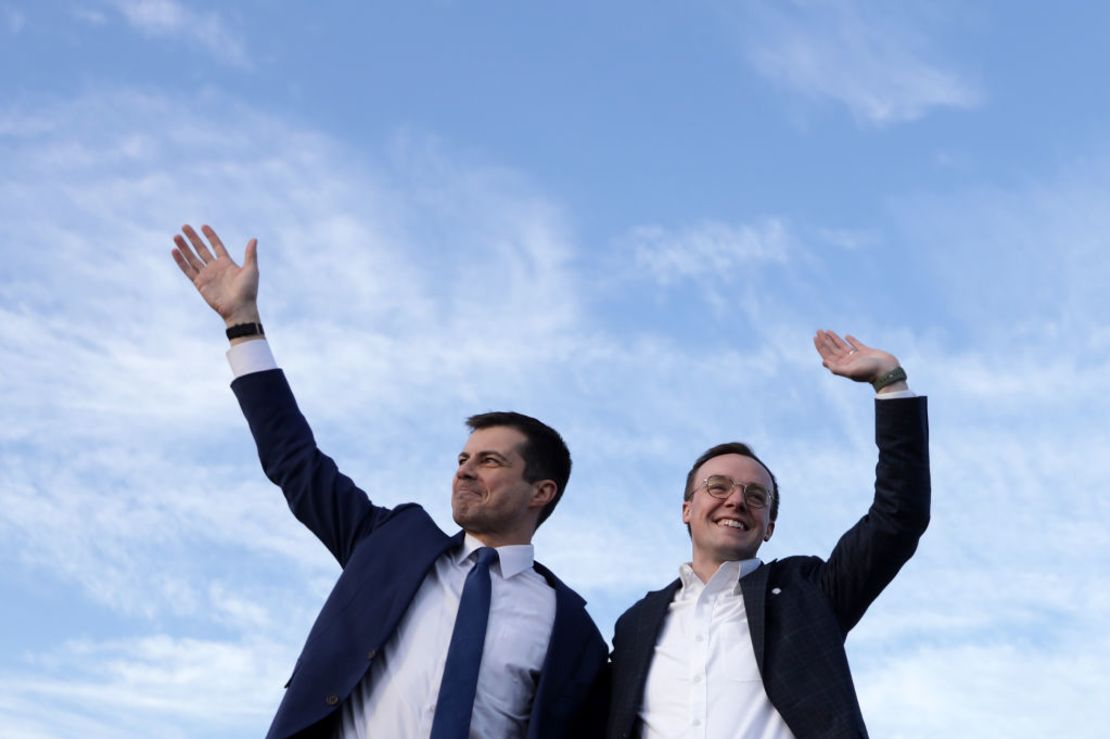 Pete Buttigieg y su esposo Chasten Buttigieg saludan durante un evento de campaña el 23 de febrero de 2020. Crédito: Alex Wong/Getty Images