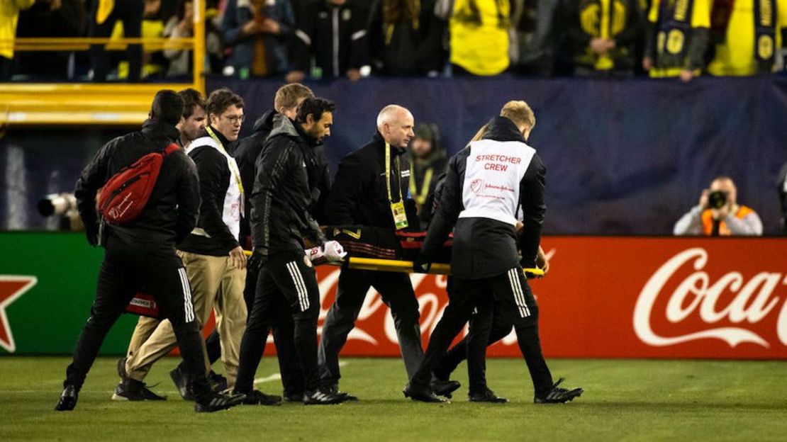 Josef Martinez, de Atlanta United, sale en camilla del partido contra Nashville.