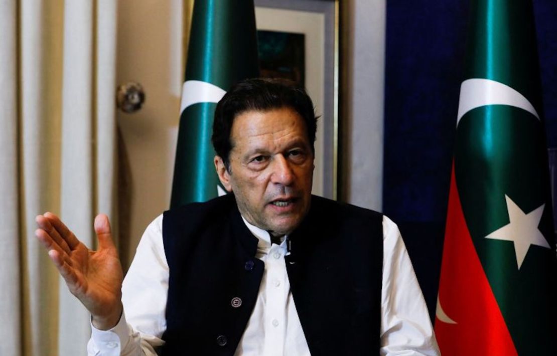 El ex primer ministro pakistaní Imran Khan habla en una entrevista con medios de comunicación.