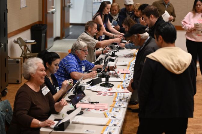 Votantes se acercan a una mesa en California. El supermartes se desarrolla en medio de los temores por el coronavirus del que ya hay 100 casos en EE.UU.