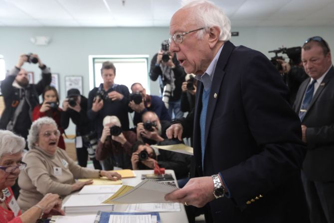 El senador Bernie Sanders toma una balota para votar este 3 de marzo, conocido como el supermartes.