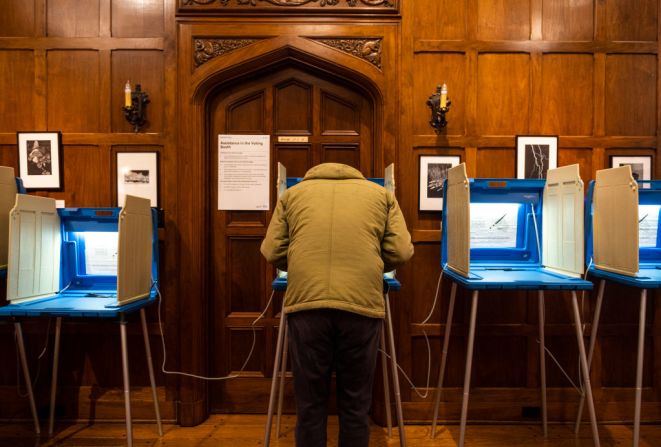 Otros aspirantes moderados que abandonaron sus postulaciones en las últimas 48 horas: la senadora de Minnesota Amy Klobuchar y el exalcalde de South Bend, Indiana, Pete Buttigieg.