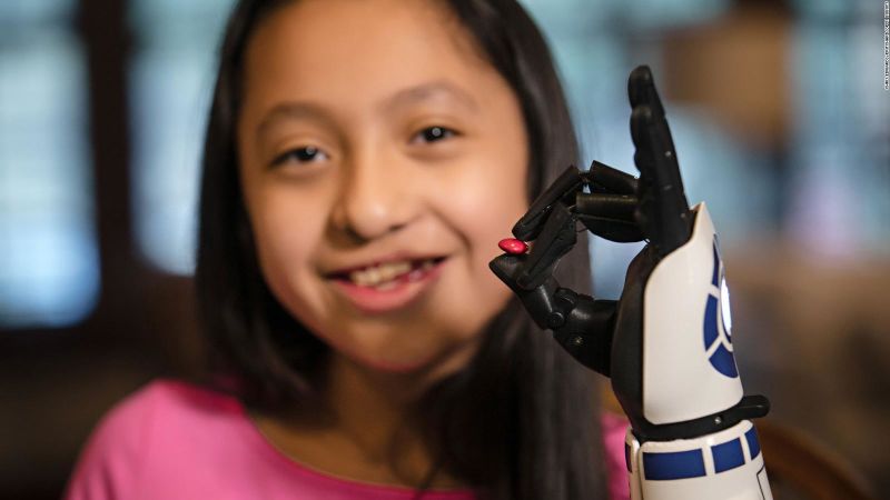 Fanática de Star Wars obtiene brazo biónico de R2-D2 y conoce a Luke Skywalker