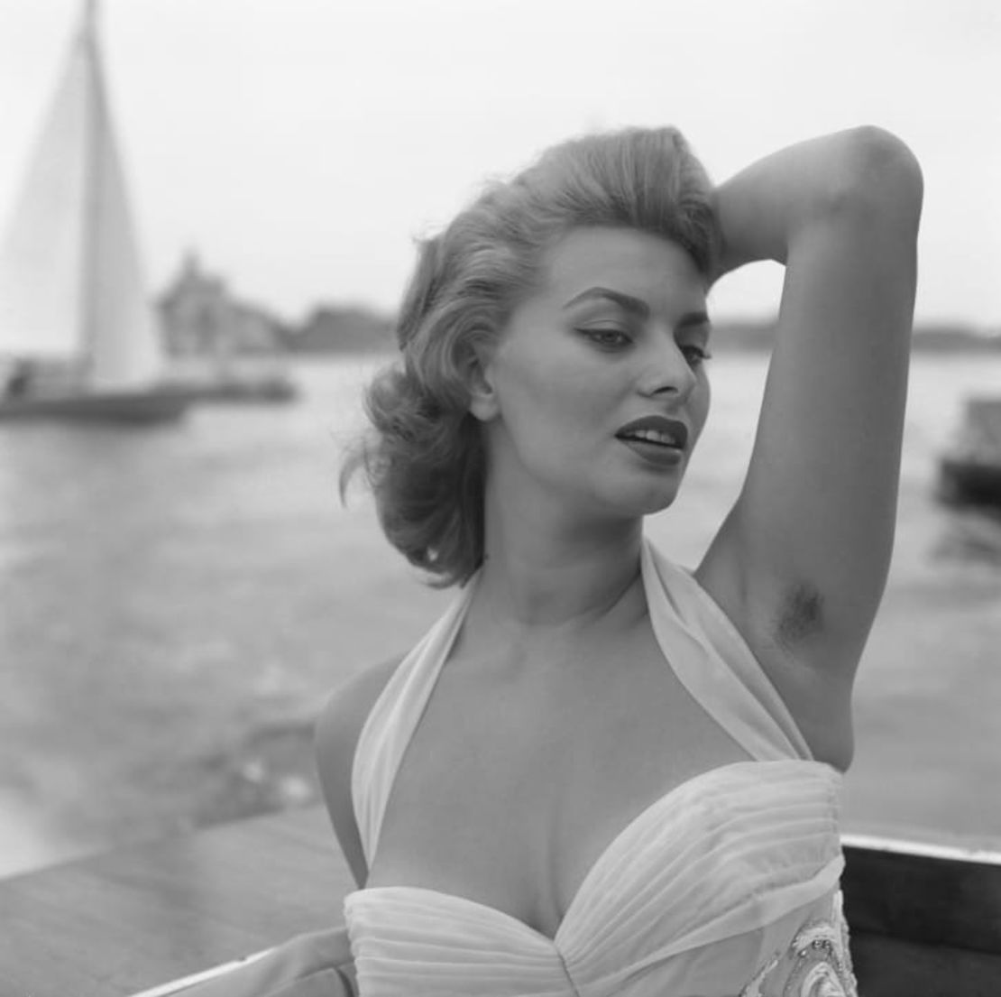 La actriz italiana Sophia Loren con un vestido blanco bordado, mientras posa para un fotógrafo en Venecia, 1955.