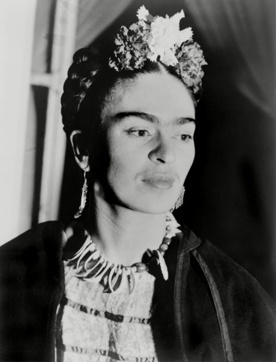 La artista mexicana Frida Kahlo luciendo su uniceja.