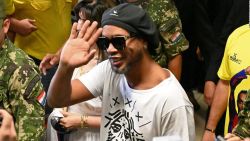 CNNE 786388 - ronaldinho es retenido e investigado en paraguay