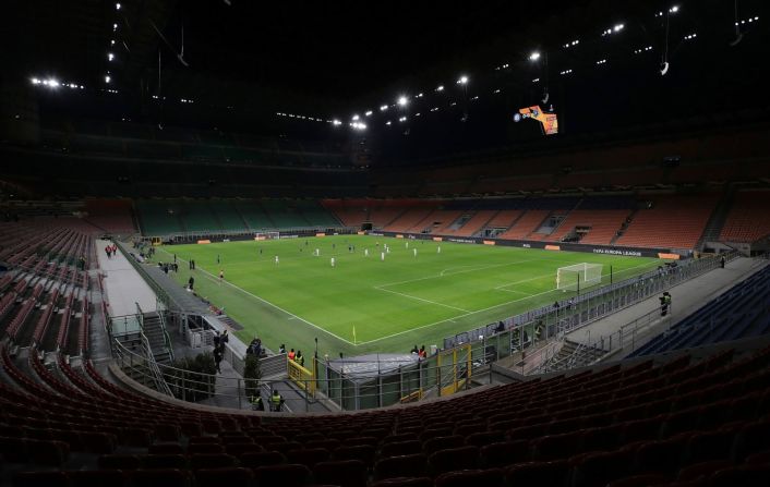 El Inter de Milán juega contra Ludogorets en un estadio de fútbol vacío en Milán, Italia, el jueves 27 de febrero. Se ordenó que el el partido fuera jugado a puertas cerradas mientras las autoridades italianas continúan lidiando con el brote de coronavirus.