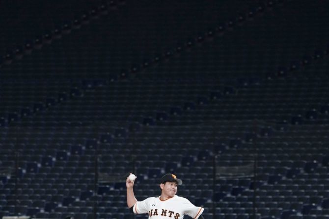 Tomoyuki Sugano, un jugador de béisbol profesional de los Gigantes de Yomiuri, lanza una pelota en un domo de Tokio vacío durante un juego de pretemporada el sábado 29 de febrero. No se permite la entrada de fanáticos en los juegos de pretemporada para evitar la propagación del coronavirus.