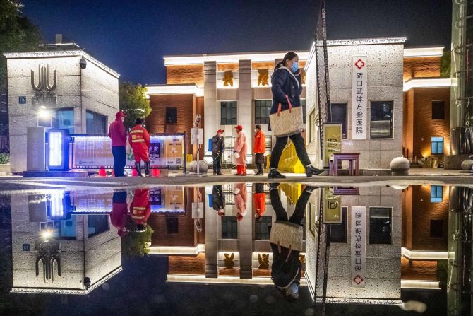 Personal desinfecta las instalaciones de un hospital improvisado en Wuhan, China, el 1 de marzo, después de que todos los pacientes fueron dados de alta.