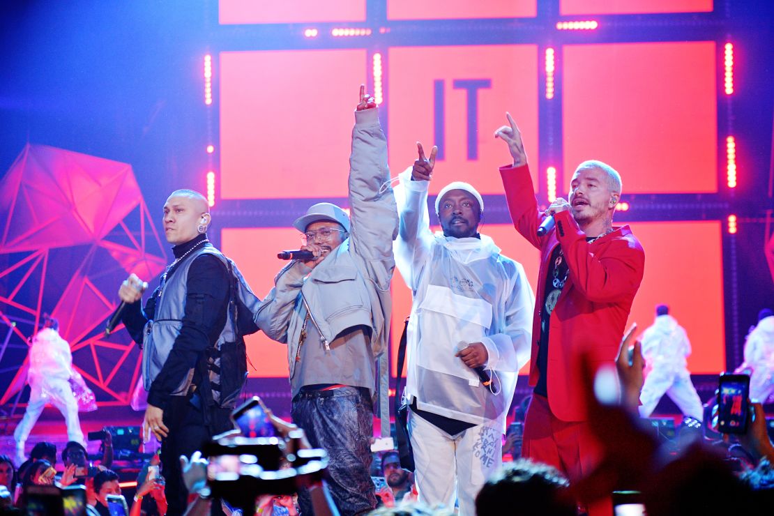 Taboo, Apl.de.ap y will.i.am, de los Black Eyed Peas, junto a J Balvin en el escenario de los Spotify Awards, en el Auditorio Nacional de la Ciudad de México